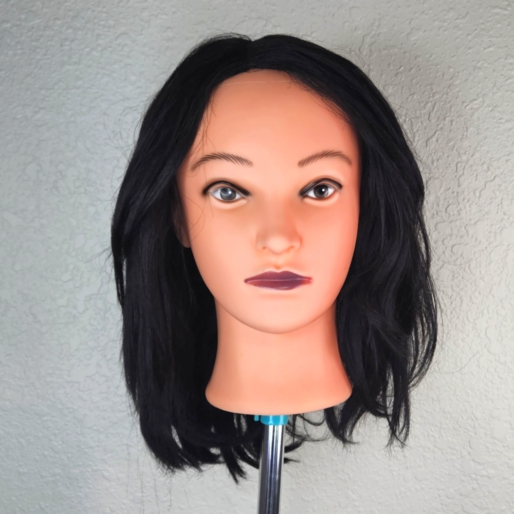 BOBBI BOSS Women's wig black color 15"